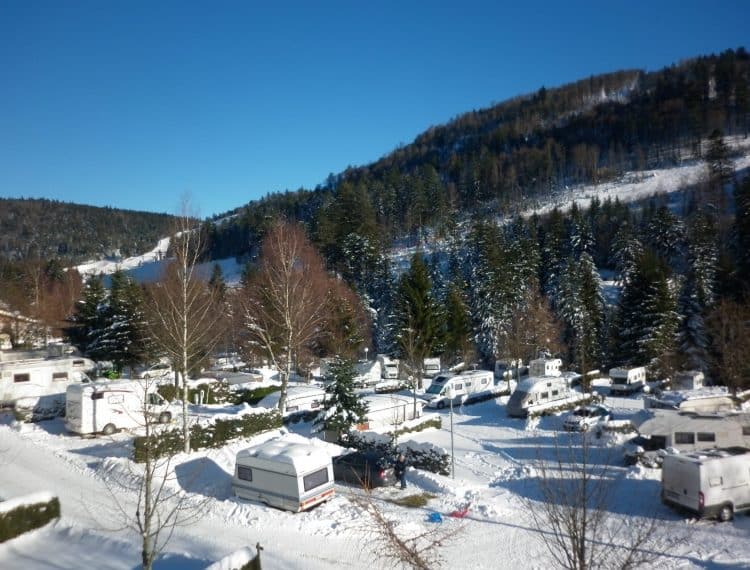 Emplacements recouverts de neige dans les Vosges - camping Belle Hutte