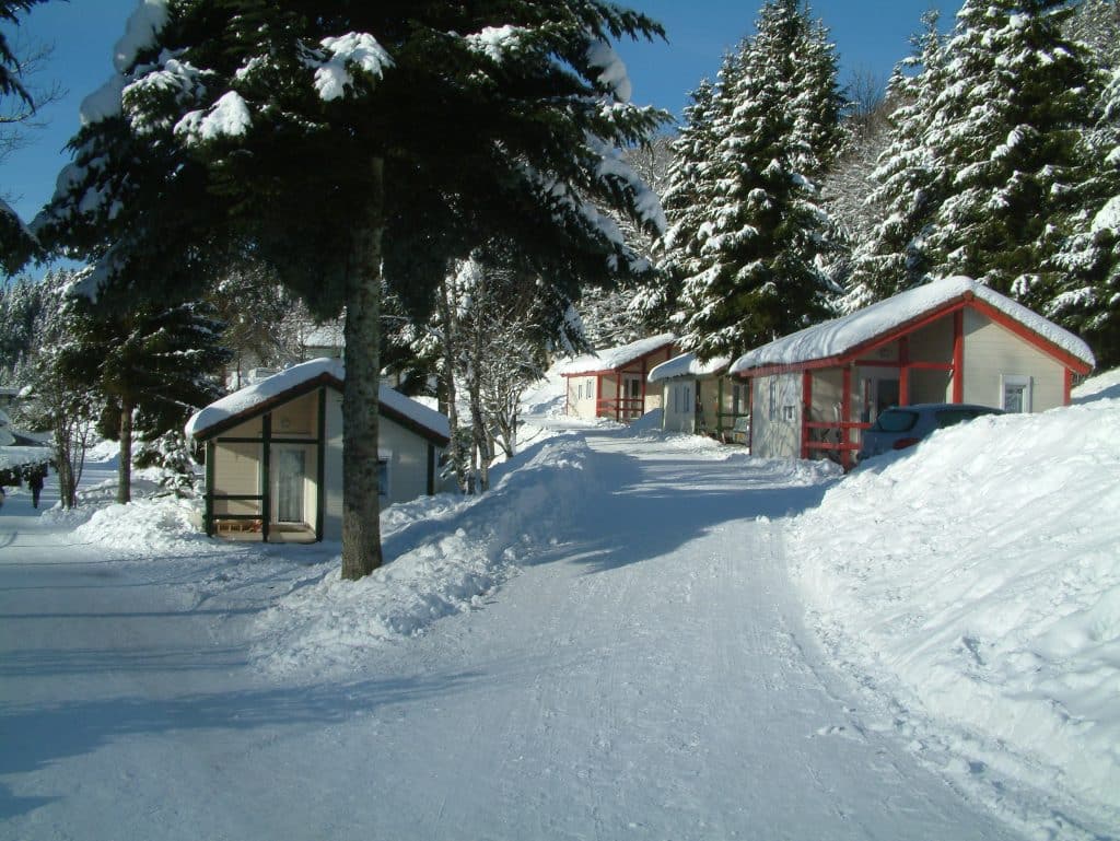Chalets au camping dans les Vosges en hiver