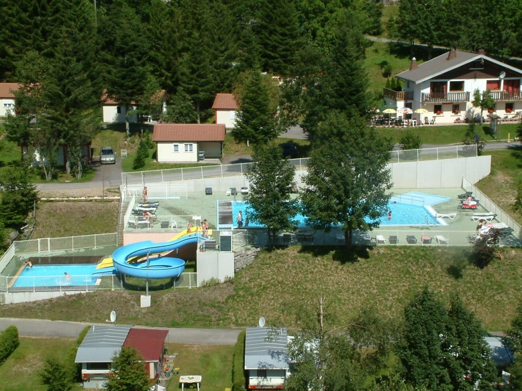 Vue d'ensemble du parc aquatique dans les Vosges - Camping Belle Hutte