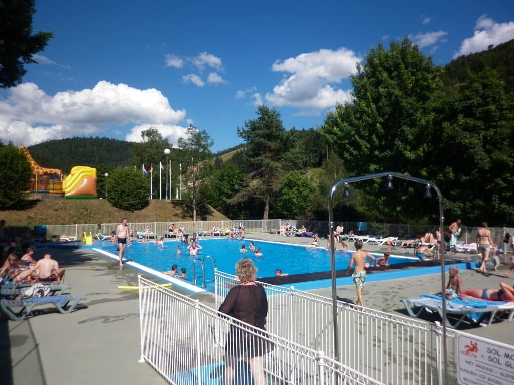 Vue sur la piscine et les montagnes des Vosges - Camping Belle Hutte
