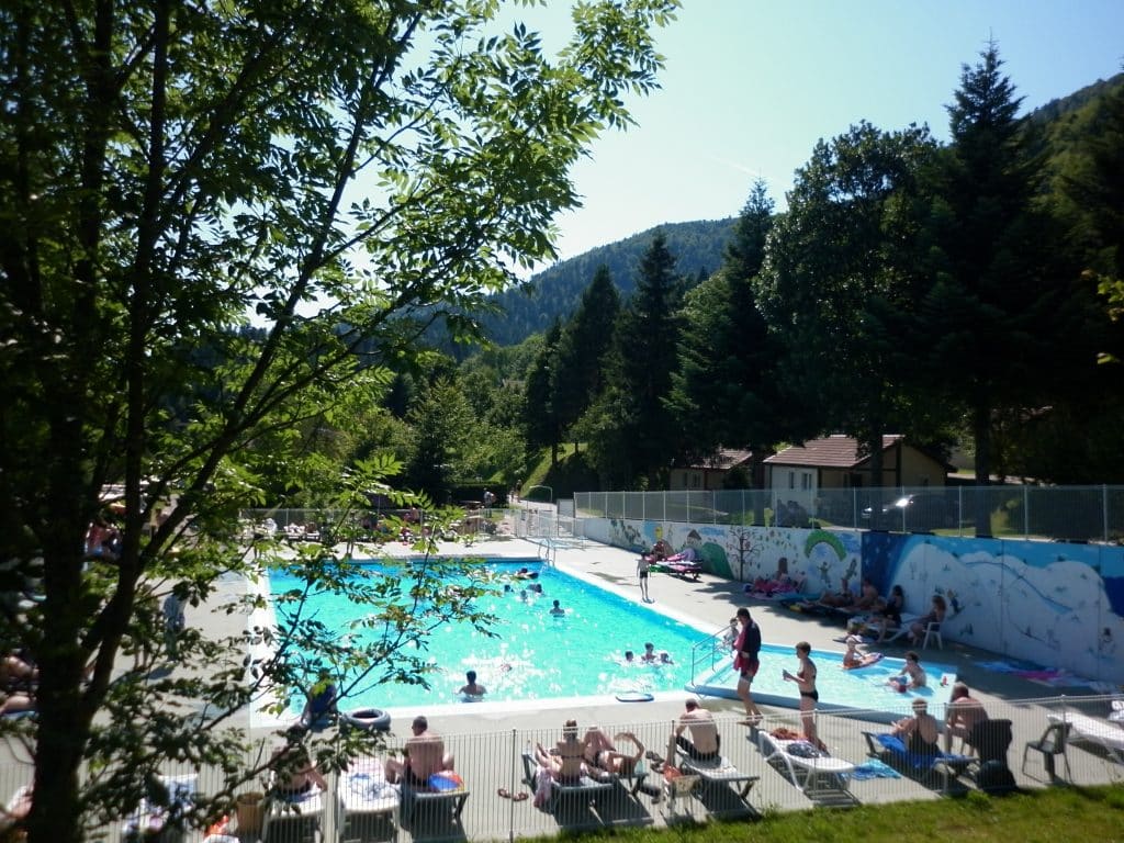 Vacanciers profitant de la piscine de notre camping Belle Hutte dans les Vosges
