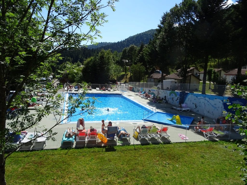 Vue sur la piscine de notre camping dans les Vosges - Camping Belle Hutte