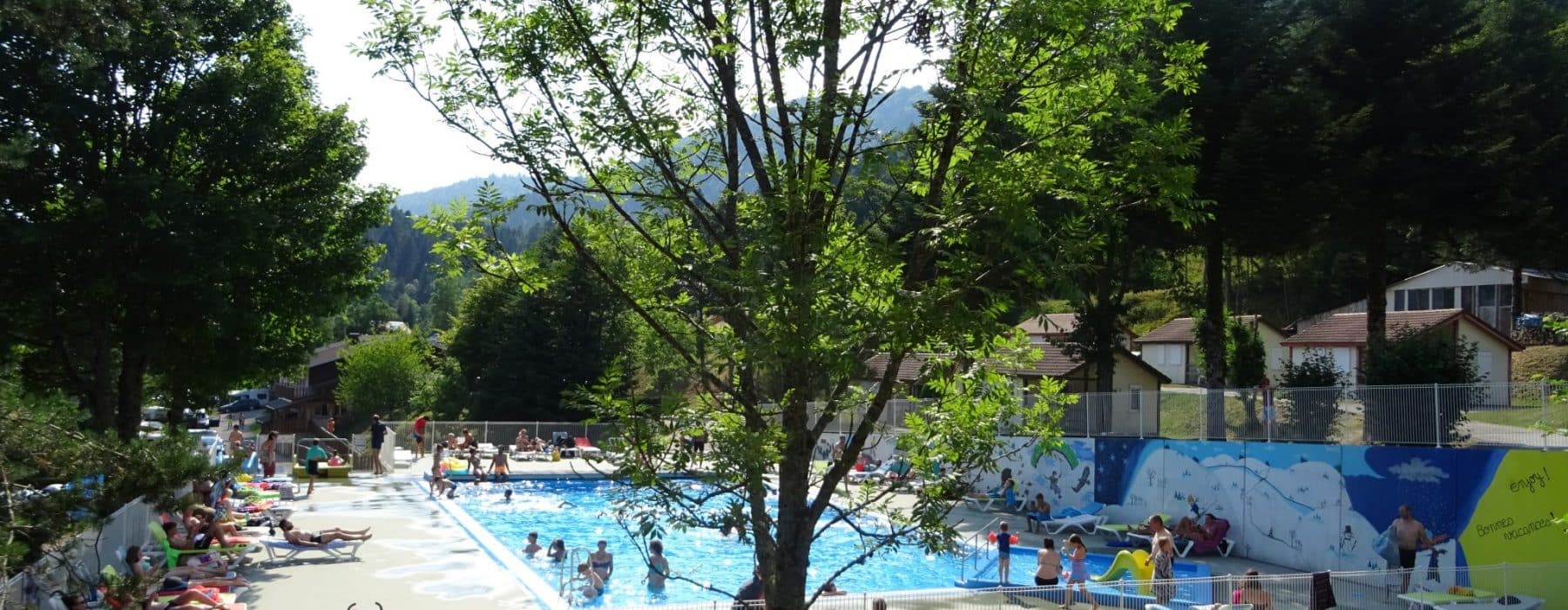 Vue d'ensemble de la piscine de notre camping dans les Vosges - Camping Belle Hutte