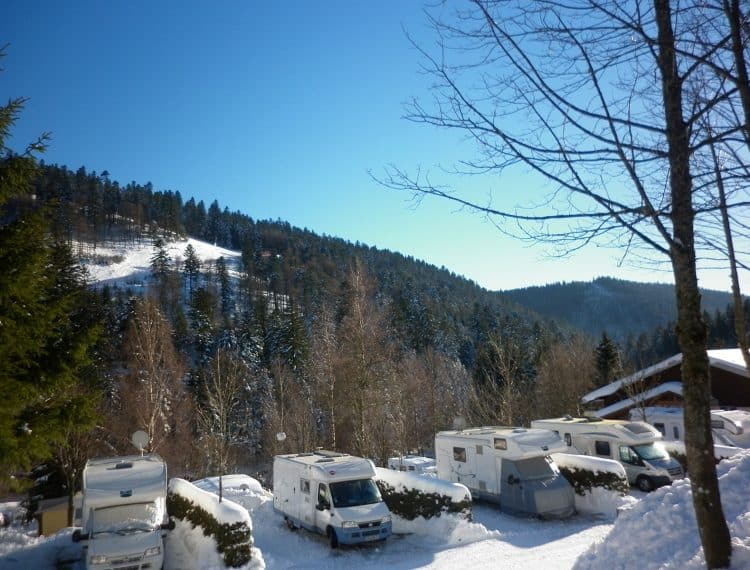 Camping-car au camping Belle Hutte l'hiver dans les Vosges