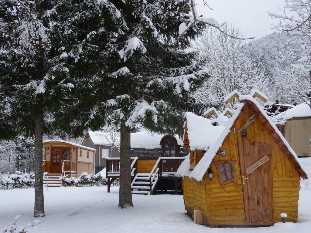Hutte enneigée dans les Vosges - Camping insolite Belle Hutte