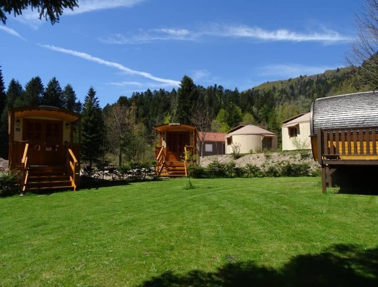 Plusieurs roulottes dans les Vosges à 900m d'altitude au camping Belle Hutte