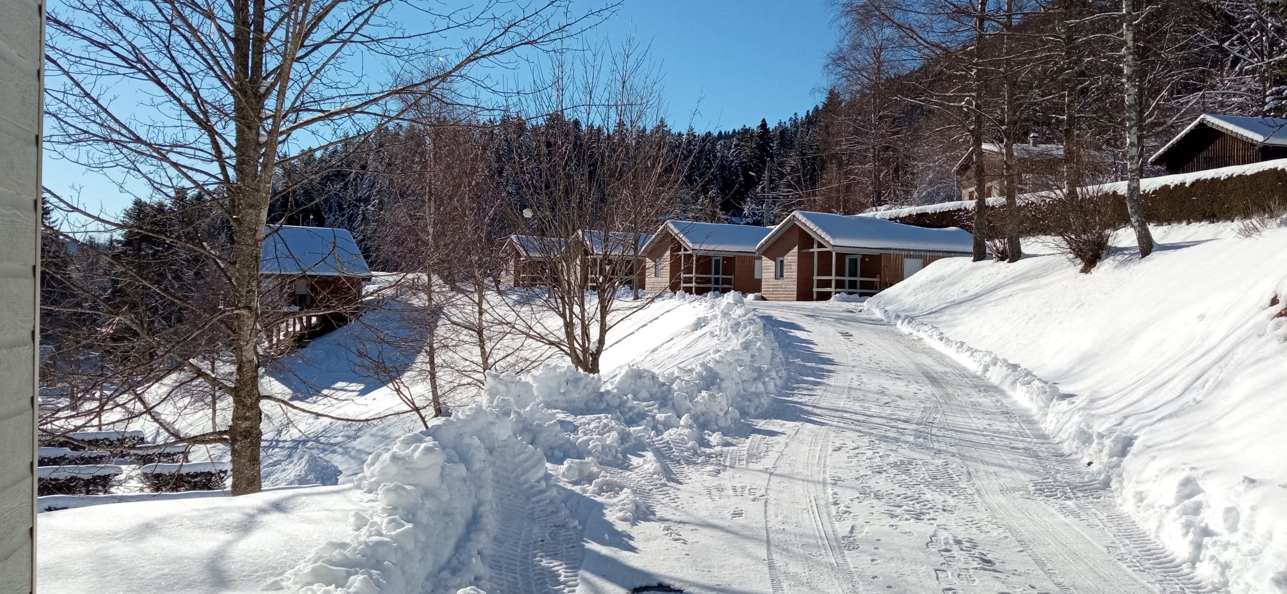 Camping proche d'un lac en hiver - Belle Hutte