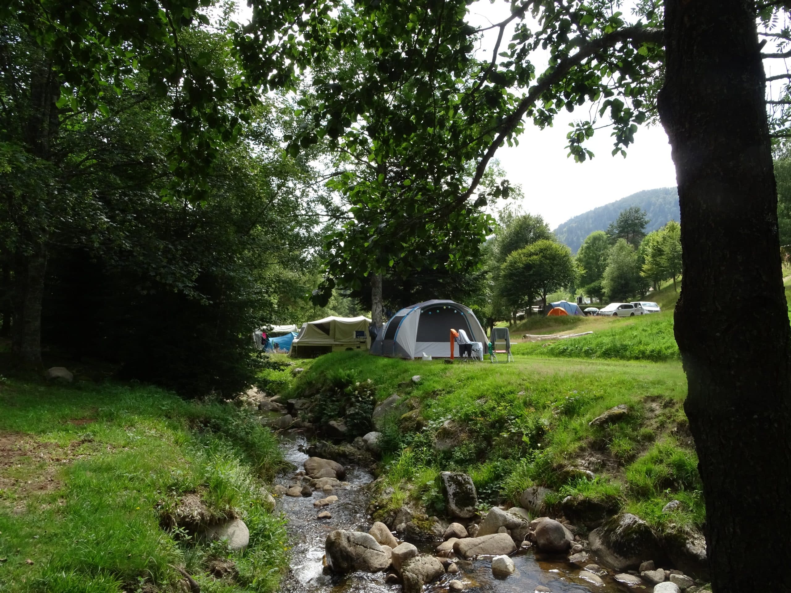 camping vosges proche musee mille et une racines - belle hutte