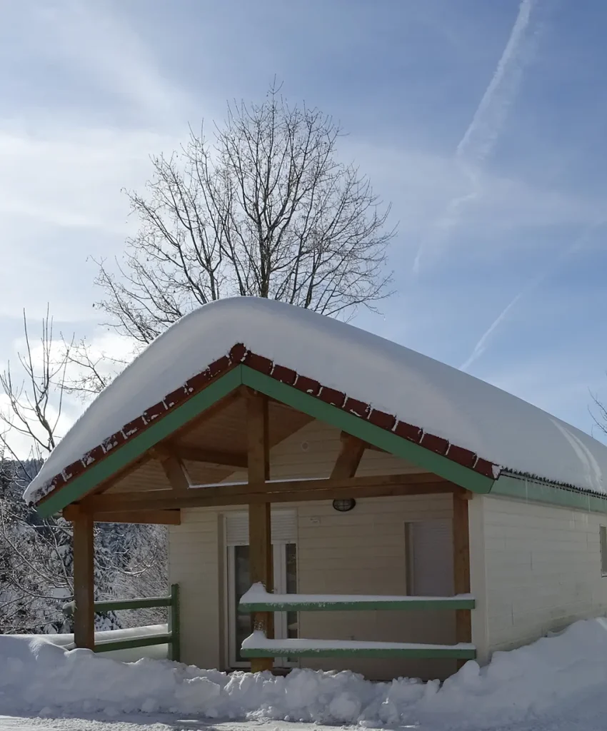 Chalet op onze camping in de Vogezen in de winter - Camping Belle Hutte