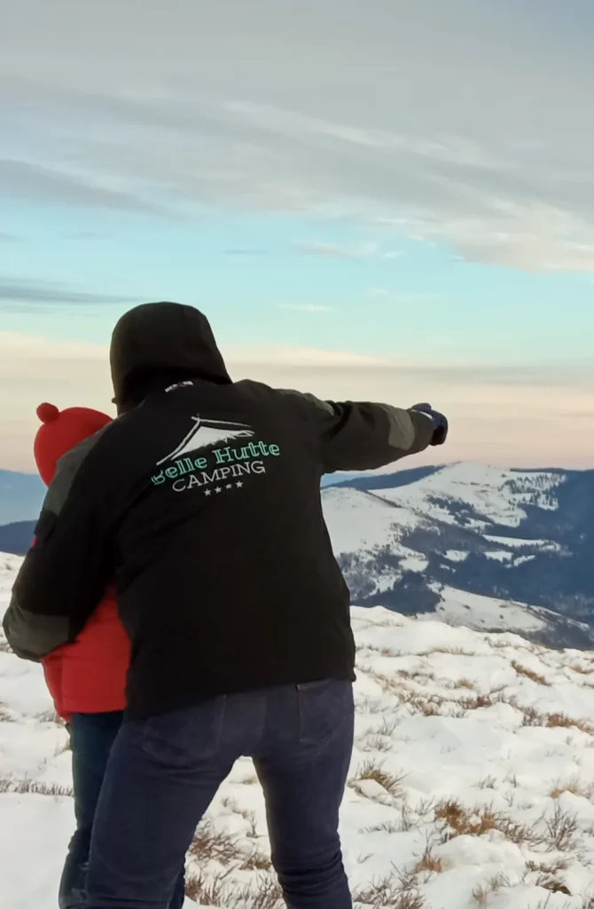 Een man leidt een kind rond in de Vogezen tijdens een kampeervakantie in La Bresse - Camping Belle Hutte