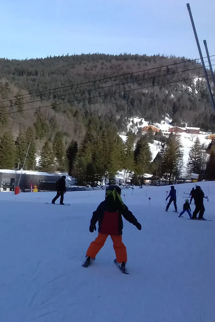 Skieurs l'hiver sur les pistes des Vosges