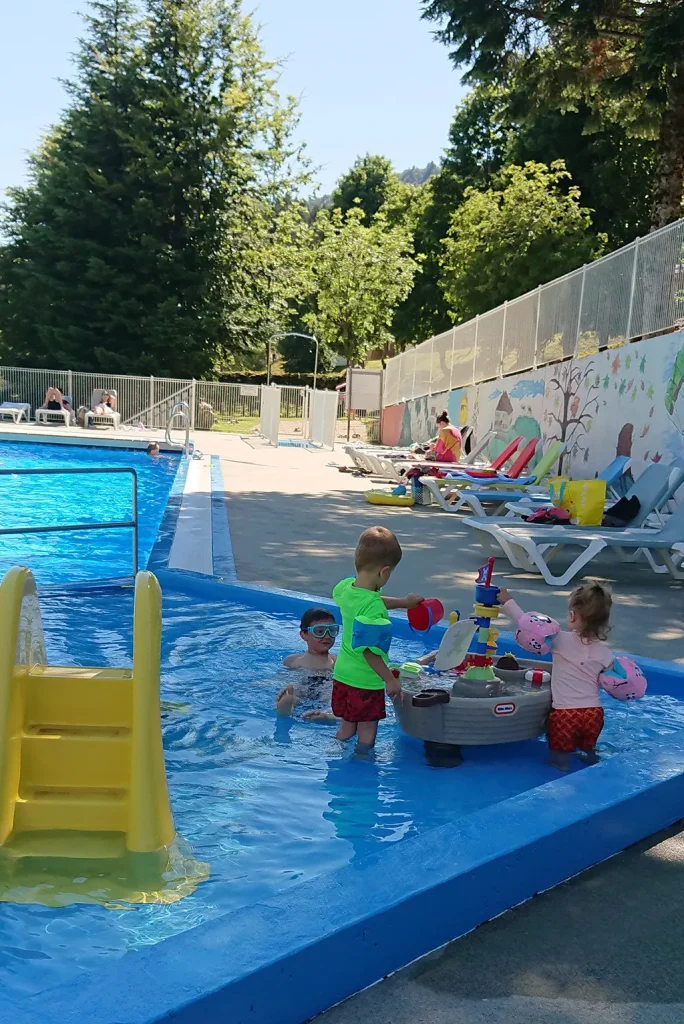 Kinderen vermaken zich in het pierenbadje op onze camping in de Vogezen