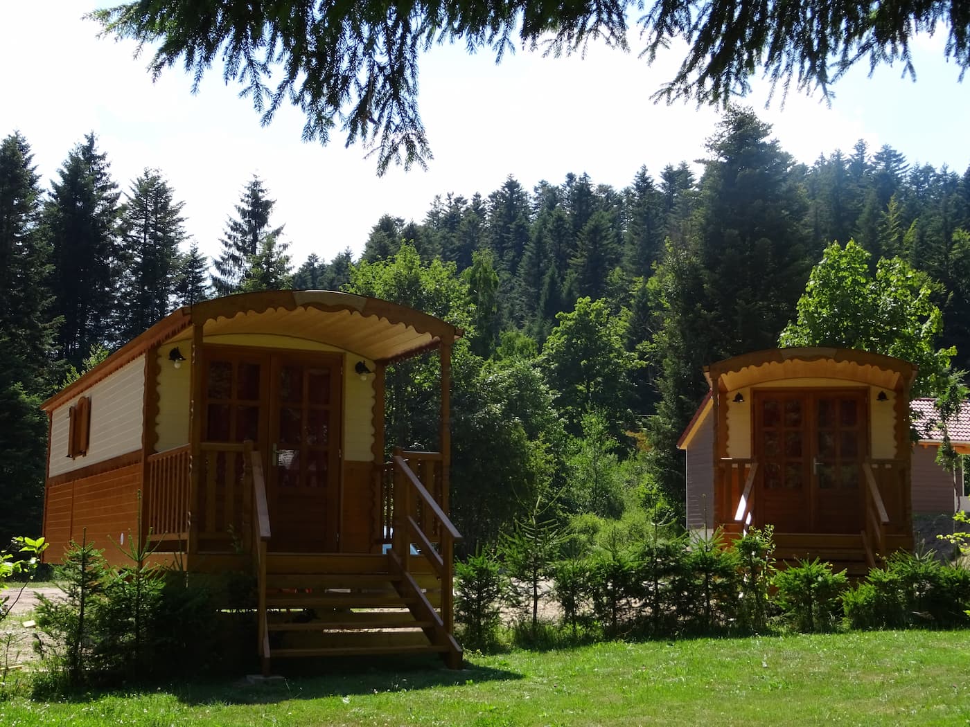 Deux roulottes à la location au camping Belle Hutte dans les Vosges