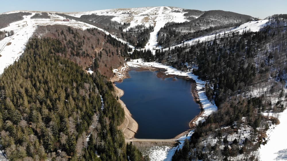 Vue de drone du lac de la Lande - Camping Vosges de Belle Hutte