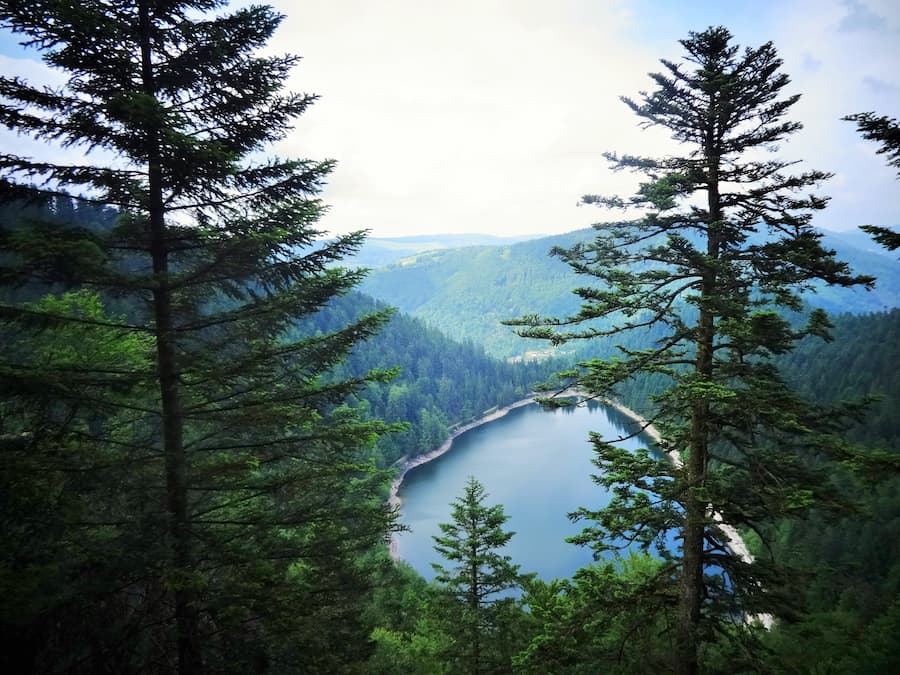 Vue sur le lac des Corbeaux dans les Vosges proche de notre camping