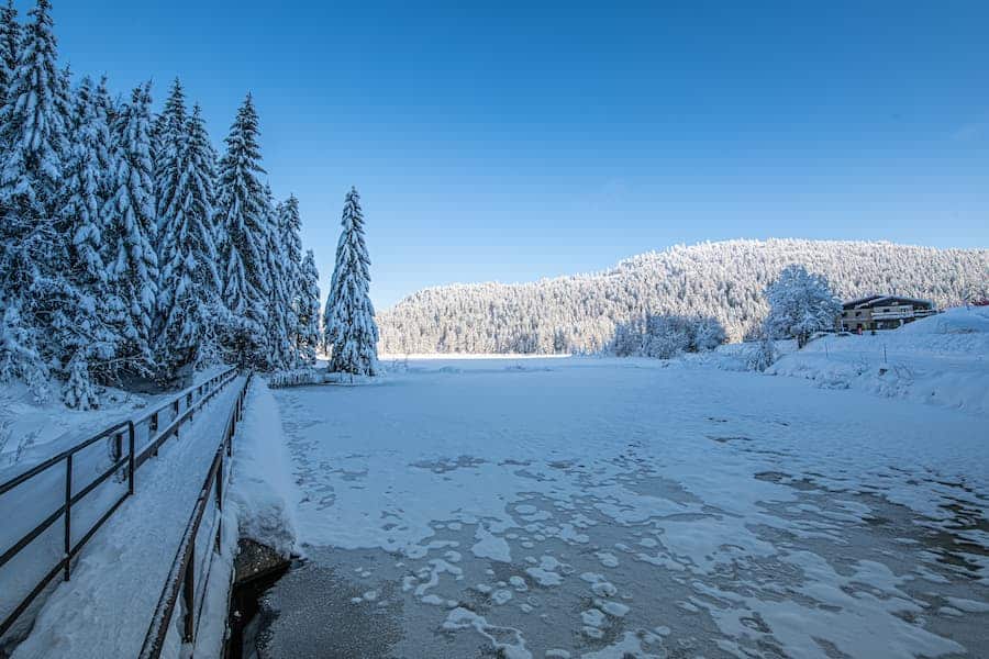 Neige sur le lac Lispach - Camping Belle Hutte Vosges