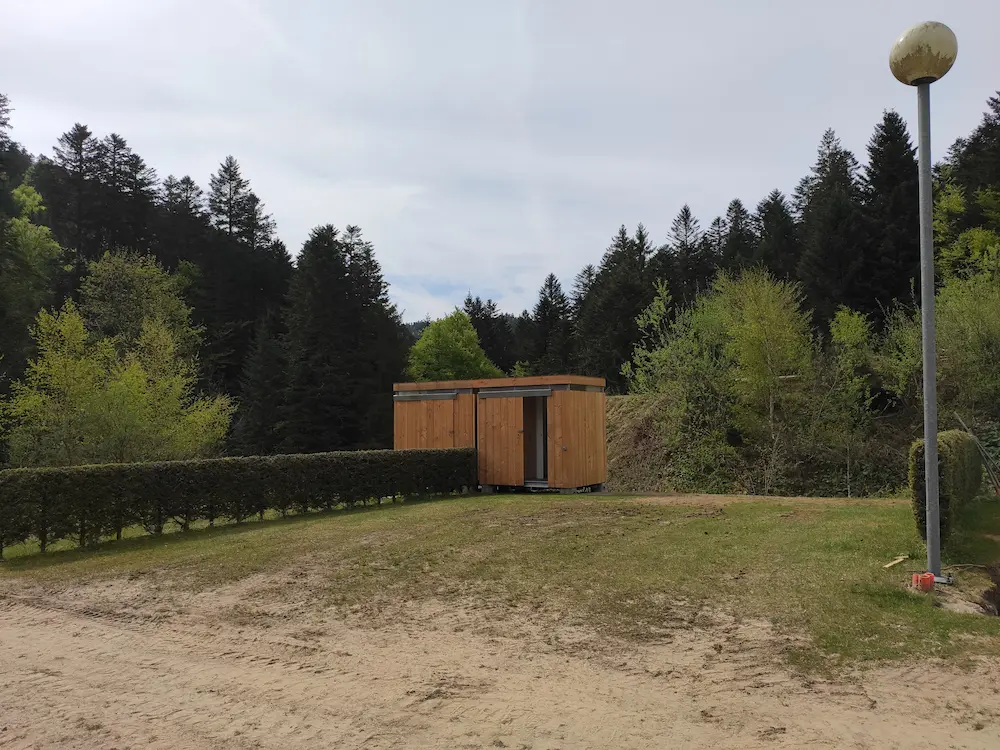 emplacement avec sanitaires privatif vosges - camping vosges belle hutte