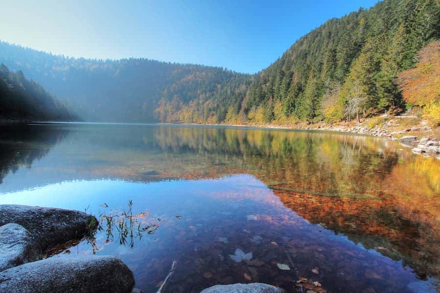 lac des corbeaux en automne - vosges la bresse