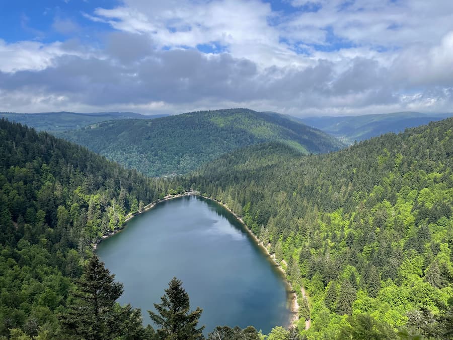 lac des corbeaux dans les vosges - camping belle hutte